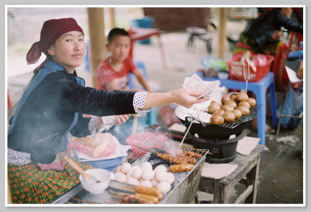 Du khách đến cổng trời Quản Bạ đừng quên ghé qua chợ phiên Hà Giang để thưởng thức ẩm thực và mua sắm 