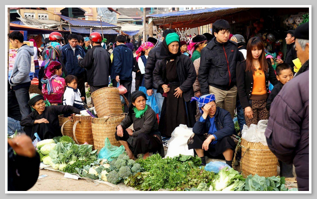 Chợ phiên ở phố cổ Đồng Văn thường đông đúc vào cuối tuần 